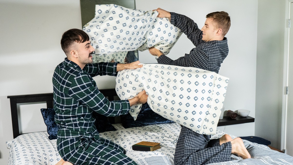 Pillow Fuck: Bareback