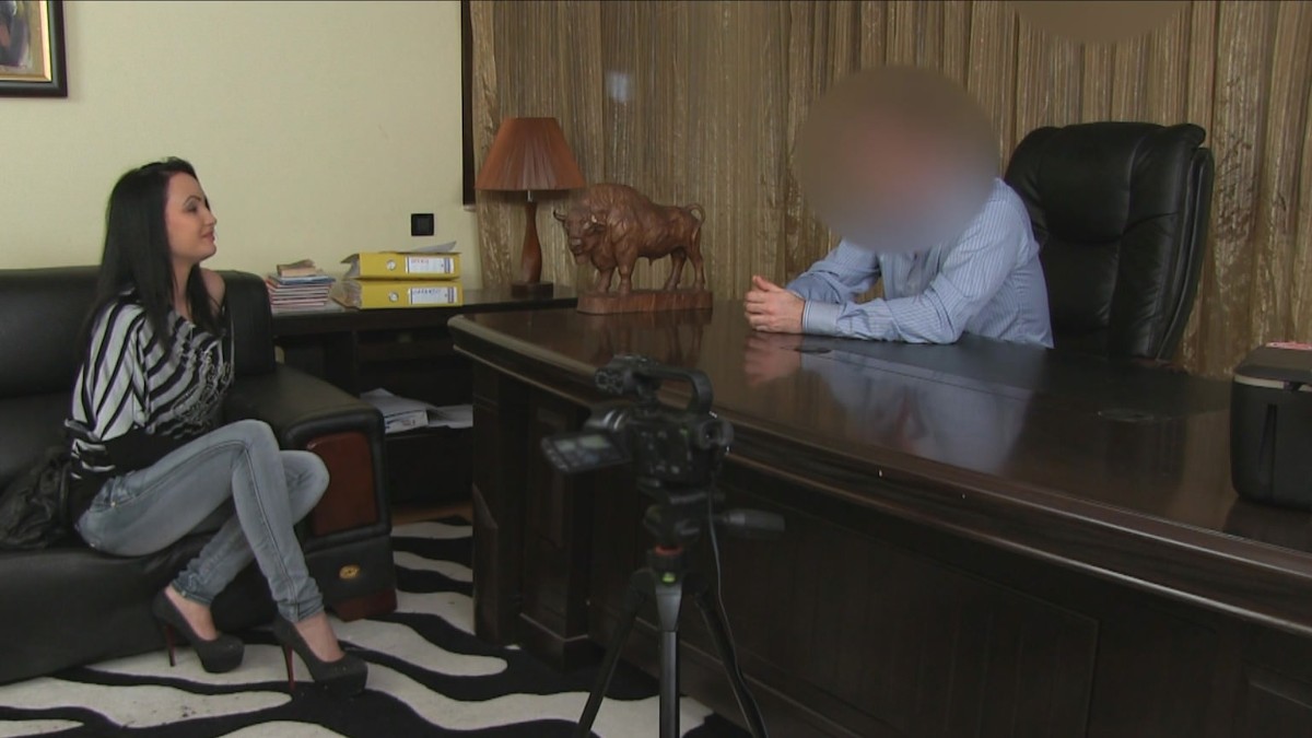 Sexy MILF Fucks Agent for Fast Cash