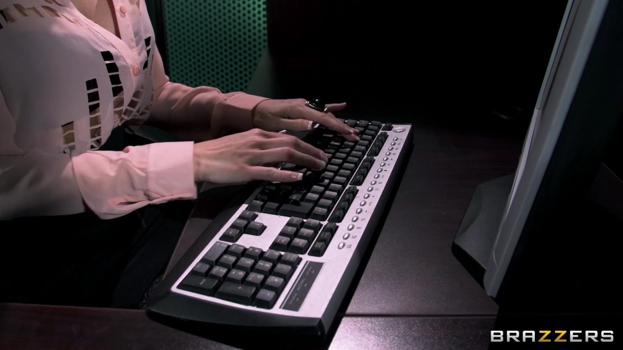 Jennifer Dark and Keni Styles in The Secretary 3000 episode
