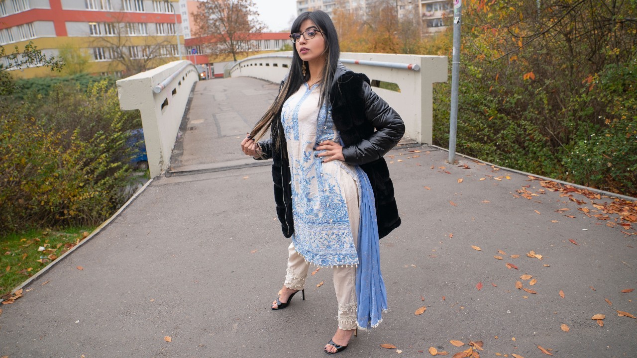 Public Agent Aaliyah Yasin, Denis Marti The Present in the Pocket