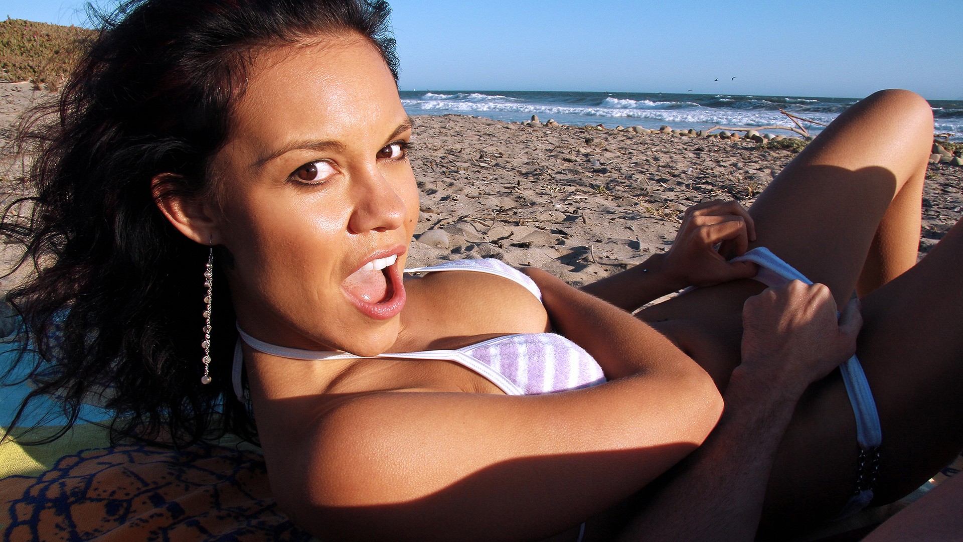 Babe Gives Blowjob on the Beach