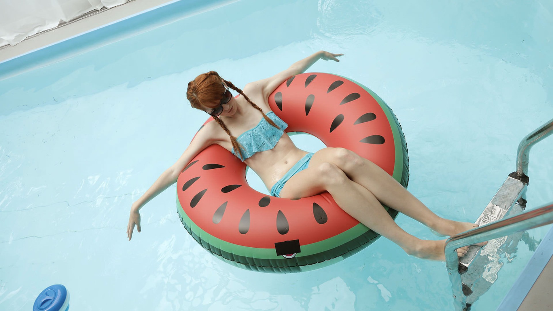 The Neighbors Pool 3