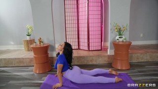 Mona Azar and Van Wylde in Doin' Yoga With Mona episode