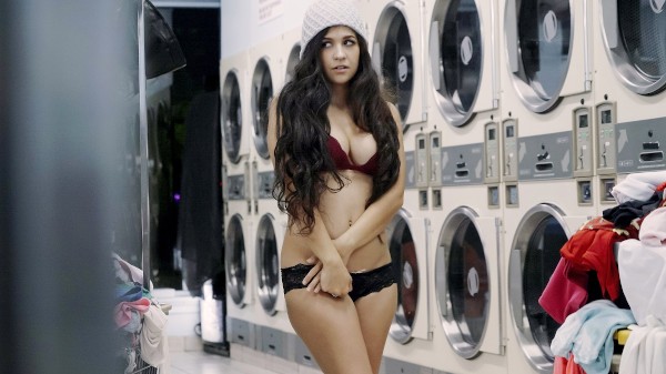 Latina Gets Facial In Laundromat